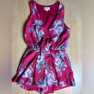Everly juniors bring pink flowy floral print summer romper, size M.